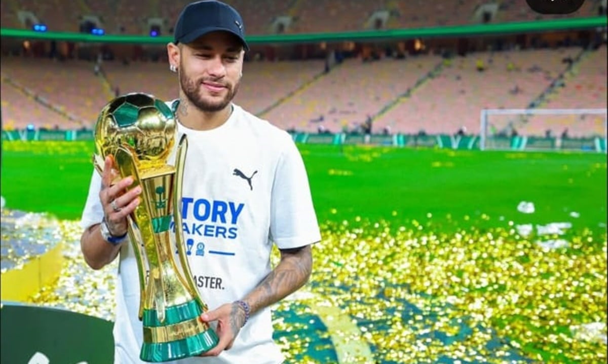 Neymar com a taça do Al-Hilal (Foto: Reprodução/ Instagram)