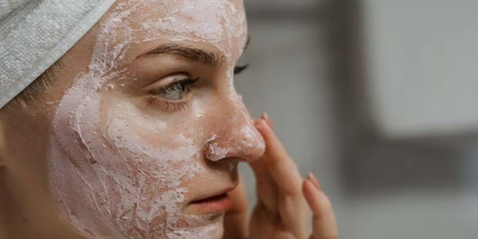 Pele radiante aos 45+! Aprenda a fazer uma mistura caseira que combate rugas tão eficaz quanto o botox.