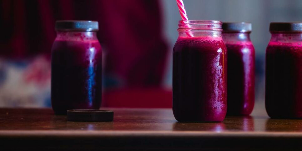 Veja como suco de duas frutas específicas pode dar-lhe uma aparência mais jovem.