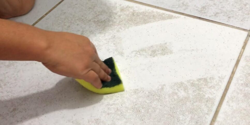 Piso como novo! Descubra como remover encardido sem esforço usando apenas dois ingredientes