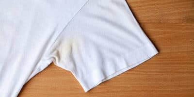 Chega de roupas amareladas! Aprenda essa técnica com limão (Foto: iStock)