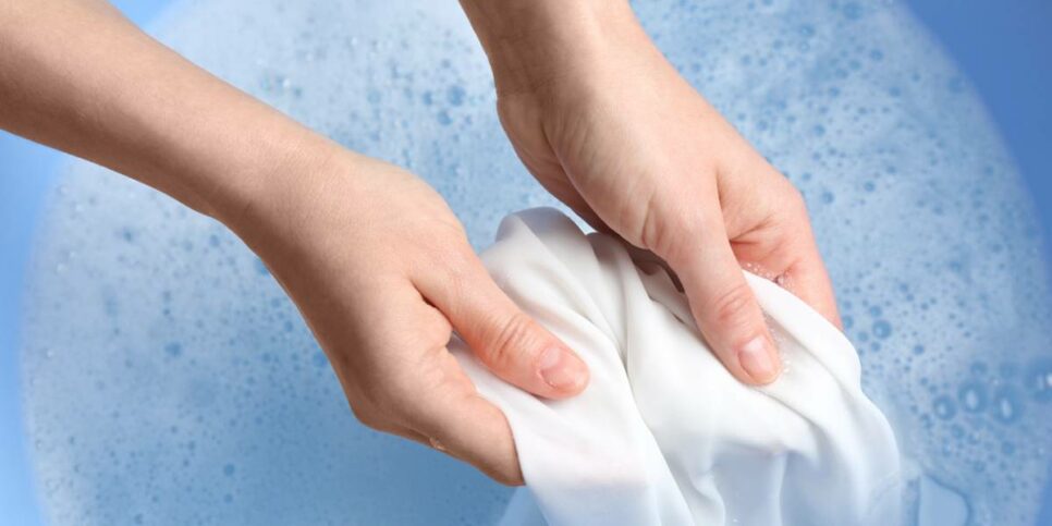 Dica simples para limpar roupas brancas encardidas sem precisar esfregar