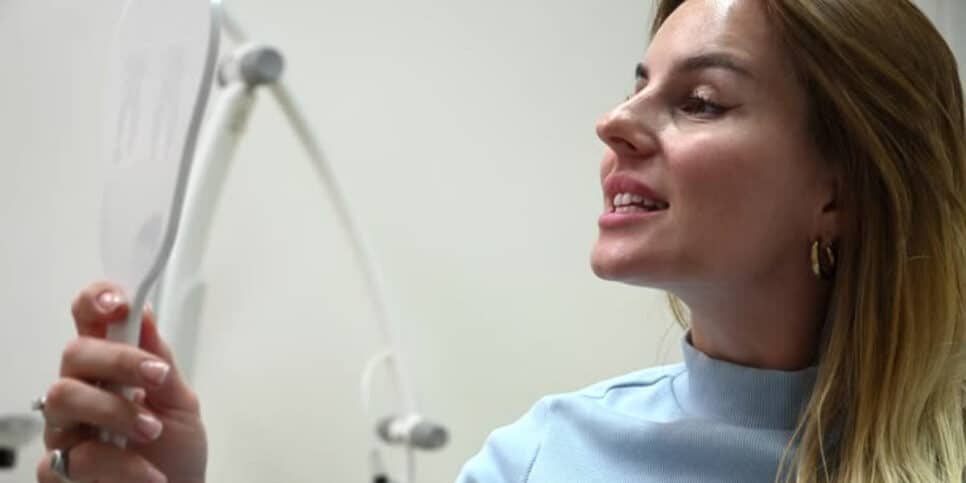Descubra como esses 2 ingredientes podem CLAREAR os dentes (Foto: iStock)