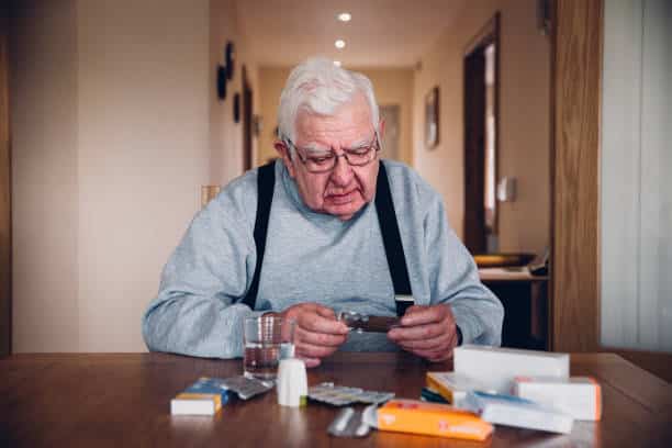 Estudado mostra que alguns medicamentos podem causar efeitos colaterais mais fortes em idosos e pessoas brancas (Foto: iStock)