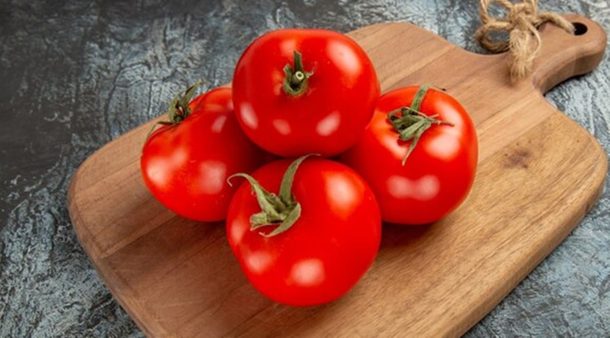 Os tomates tem propriedades cicatrizantes nas feridas da boca como as aftas e moridas por dentro das bochechas (Foto: Reprodução/ Freepik)