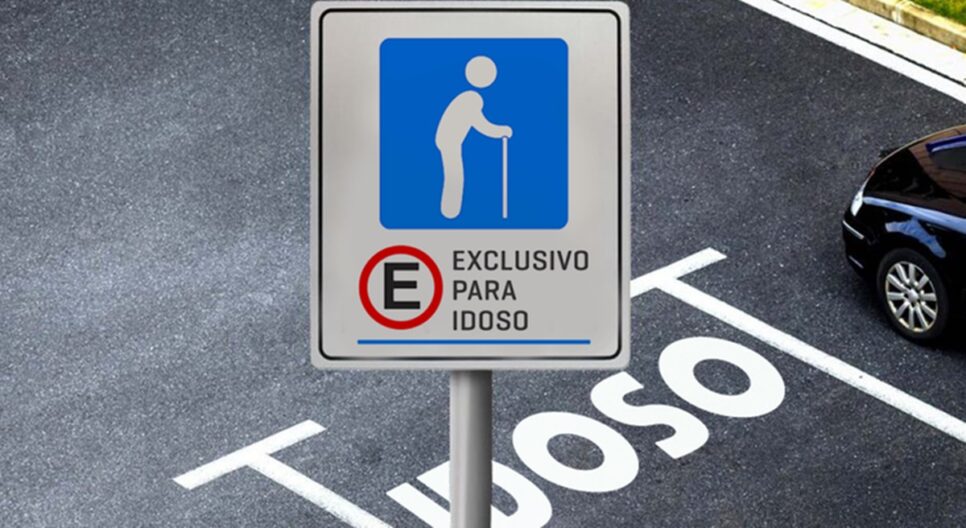 Vagas exclusivas a idosos são sinalizadas com placas e demarcações no chão (Foto: Reprodução/ Internet)