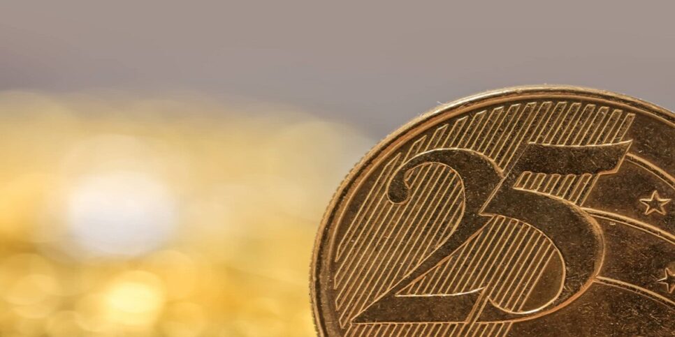 Moeda de 25 centavos pode render bem (Foto: Reprodução/ Pensar Cursos)