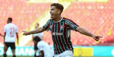 Nonato chega ao Rio para assinar contrato com o Fluminense (Foto: Lucas Merçon - FFC)