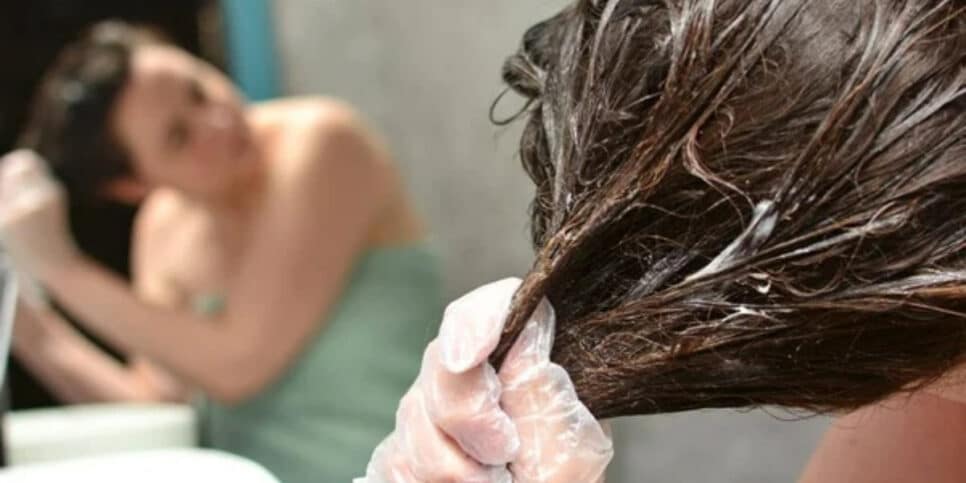 Grisalhos? Recupere a cor do seu cabelo com essa tinta caseira (Foto: Gala_Kavun)