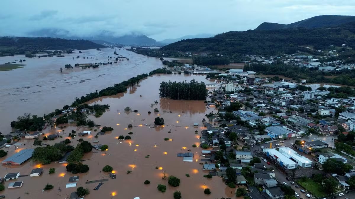 MEIs do estado do Rio Grande do Sul podem fazer o saque nesta semana de R$ 1,5 mil no app Caixa Tem (Foto: Reprodução/ Diego Vara/ Reuters)