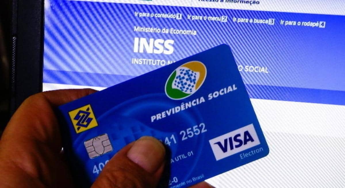 Cartão para saque de benefício da Previdência Social e portal oficial do INSS (Foto: Reprodução/ Internet)