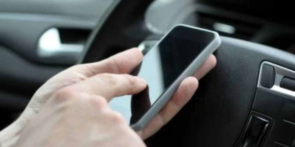 Atenção! NUNCA deve deixar o seu celular e se proteja (Foto: depositphotos)