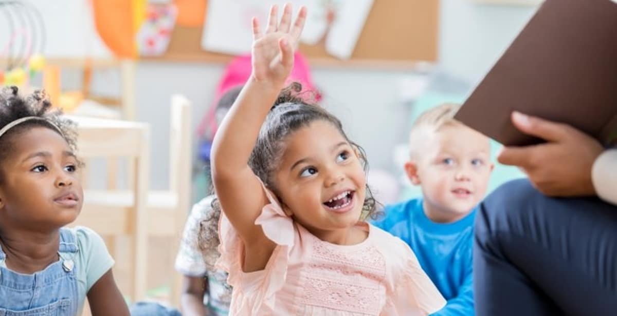 Crianças pequenas em aula para um futuro melhor (Foto: Reprodução/ Freepik)