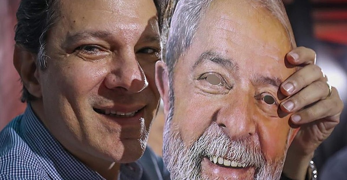 Fernando Haddad, ministro da Fazenda, com máscara do presidente Lula (Foto: Reprodução/ Ricardo Stuckert, 2018)