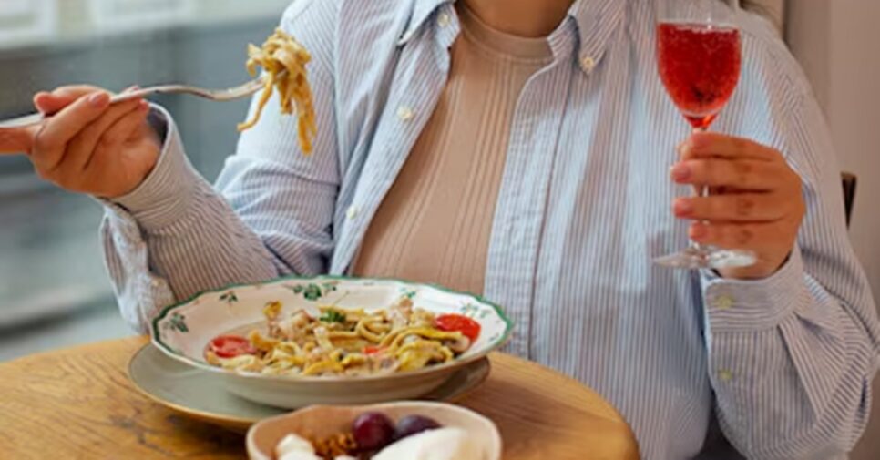 Tome essa atitude após um jantar para a abundância financeira acontecer (Foto: Reprodução Freepik)
