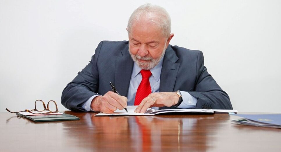 Lula sanciona Lei e brasileiro se perguntam se agora terá feriado (Foto: Reprodução/ Sergio Lima/ AFP)