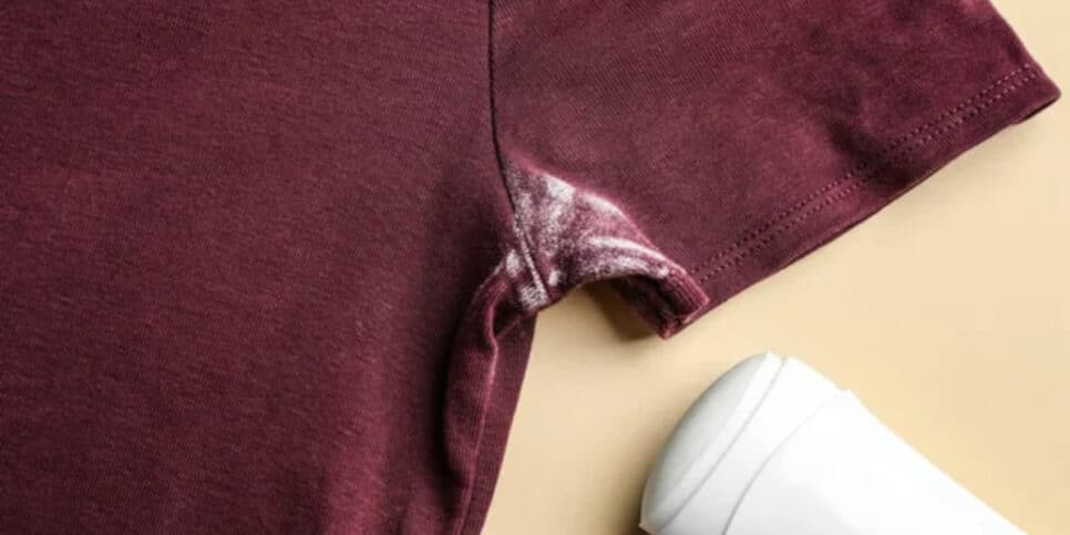 Aprenda a acabar com as manchas de desodorante das roupas (Foto: depositphotos)