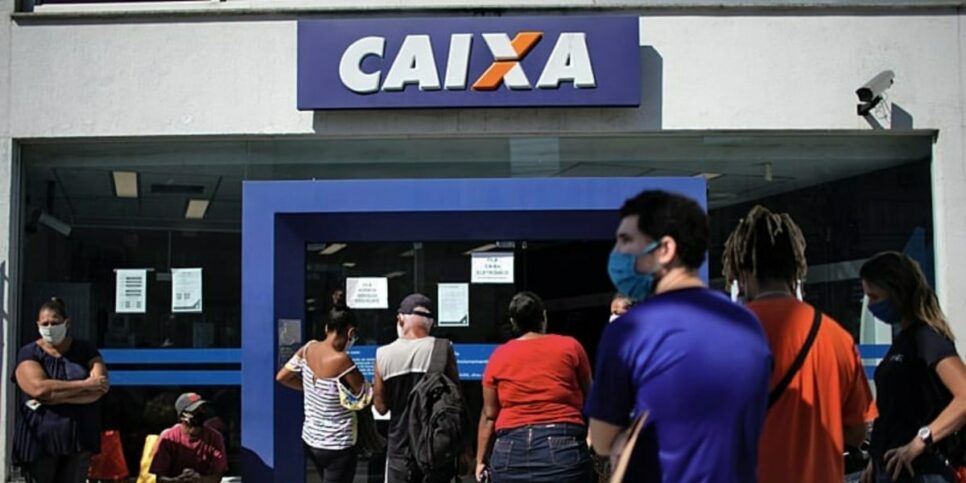 Imobiliário, poupança, Serviço Agência da Caixa com clientes (Foto: Mauro Pimentel/ AFP)