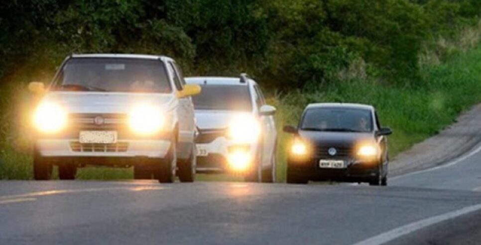 Carros com farol acesso no trânsito (Foto: Reprodução/ Internet)