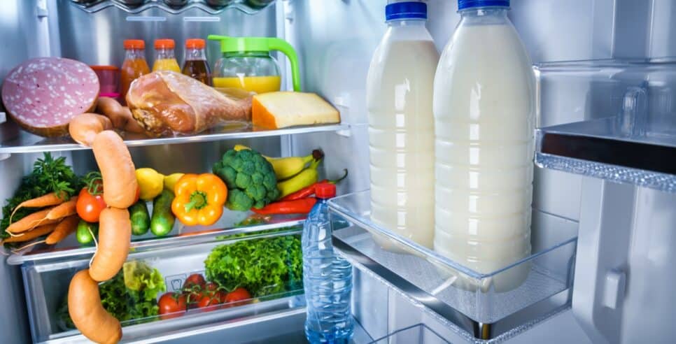 Por segurança, aprende o jeito certo de colocar alimentos dentro da geladeria (Foto: Reprodução/ Freepik)