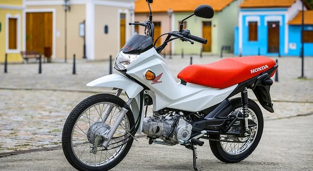 A moto Honda Pop 110 é um modelo mais tecnológico mas muito mais cara que a rival chinesa (Foto: Reprodução/ Auto Esporte)