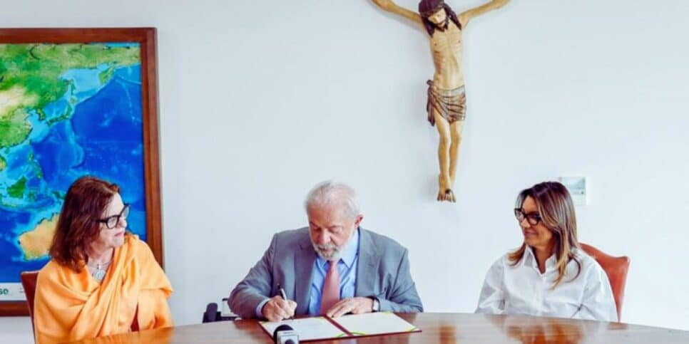 Moradia para idosos e menos aluguel. Presidente Lula, acompanhado pela ministra das Mulheres em exercício, Maria Helena Guarezi, e pela primeira-dama, Janja Lula da Silva, durante a cerimônia de assinatura da lei - Fotografia por Ricardo Stuckert/PR.