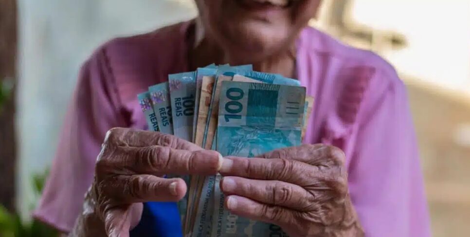 Idosos têm direito a auxílio de R$ 600; Entenda como funciona (Foto: Reprodução/ Internet)
