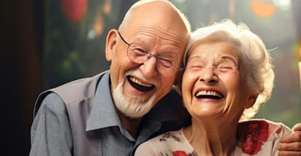 Idosos sorrindo à toa com lei que garante benefícios (Foto: Reprodução/ Freepik)