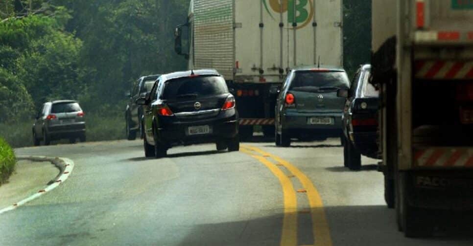 Registro de ultrapassagem perigosa (Foto: Reprodução/ Freepik)