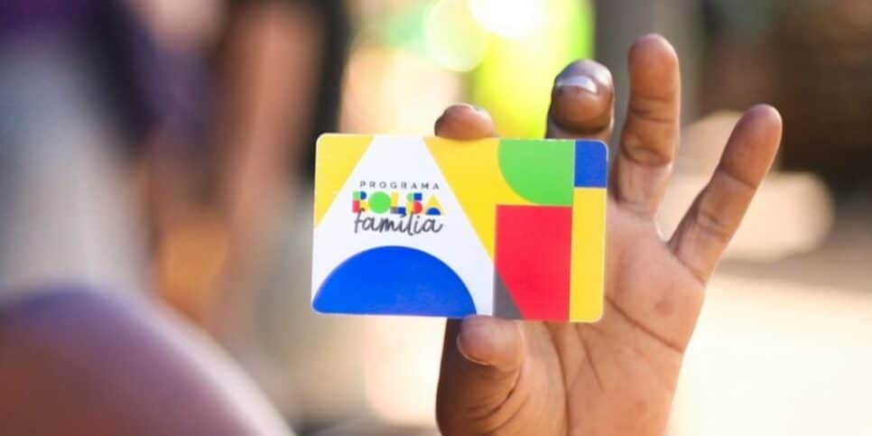 Saiba se é possível manter o Bolsa Família com carteira assinada segundo a nova legislação