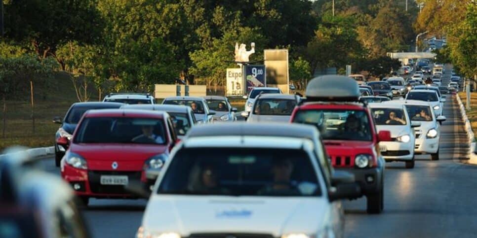 Nova lei do uso de faróis e motor em veículos no Brasil (Foto: Reprodução)