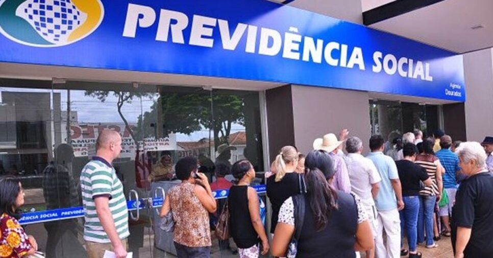 Idosos e segurados em fila de agência da Previdência Social (Foto: Reprodução/ Internet)