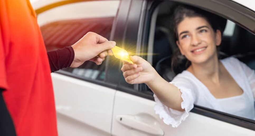 Motoristas com esse cartão têm descontos e + vantagens (Foto: Reprodução/ Freepik/ Montagem)