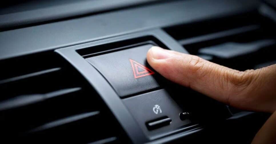 Lei de trânsito traz proibição em pisca alerta