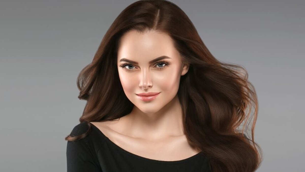 Mulher com hidratação no cabelo (Foto: Canva)