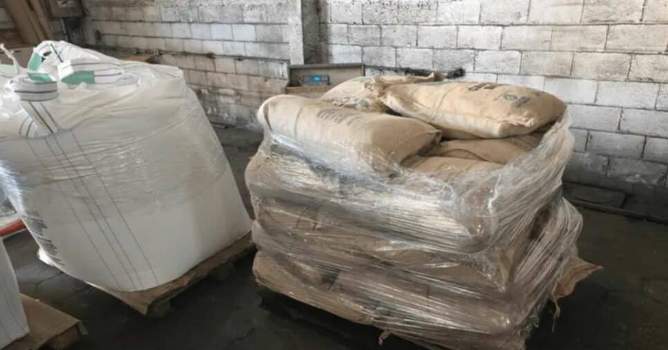 Sacas de café com a droga poderia representar sérios riscos sanitários, além de ser um crime extremamente preocupante (Foto Reprodução/G1)