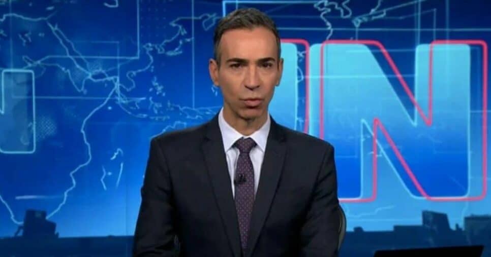 César Tralli na bancada do JN (Foto Reprodução/Globo)