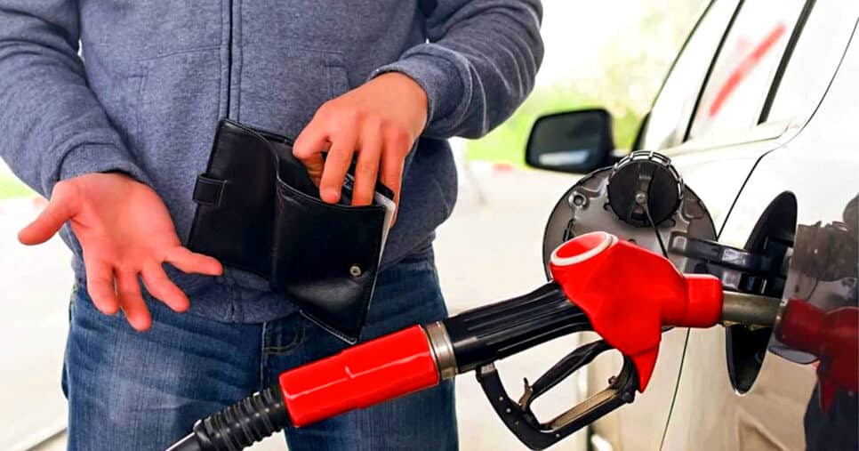 Hábitos comuns acabam com a gasolina do seu carro (Foto Reprodução/Freepik)