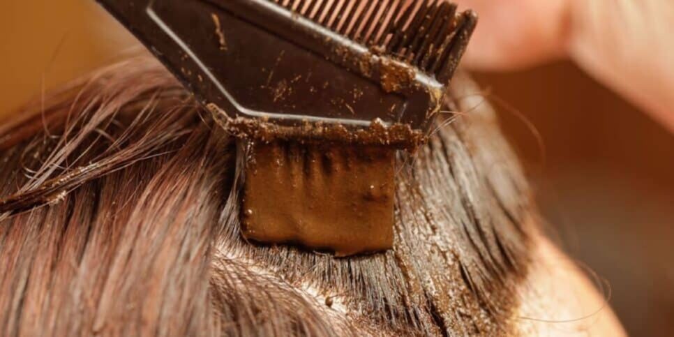Aplicação no cabelo com café (Foto: Reprodução/ Internet)