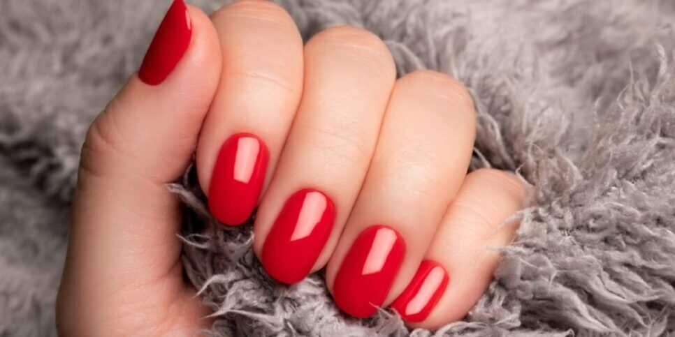 Esmalte vermelho (Foto: Reprodução / Canva)